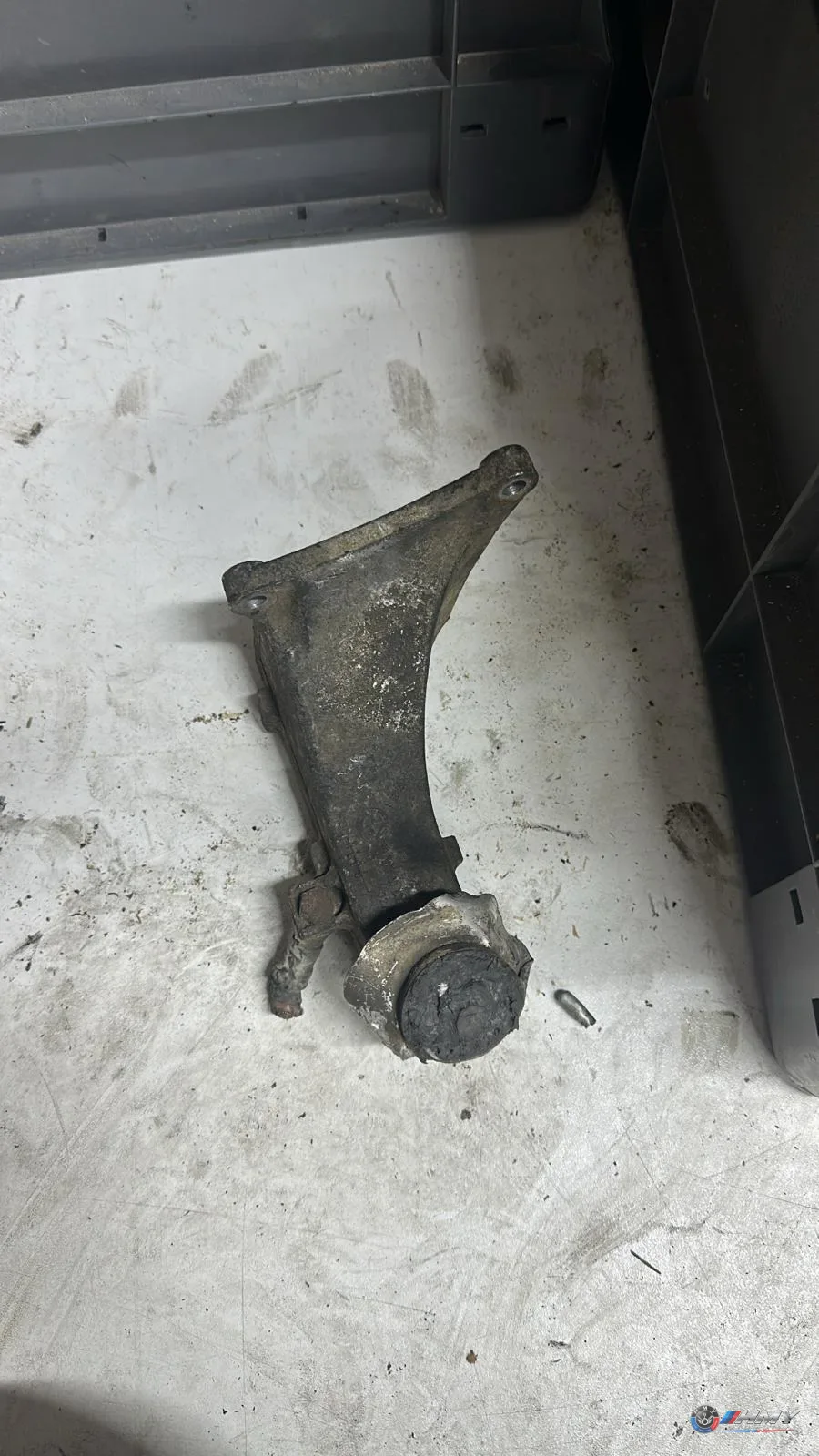 BMW Orijinal Çıkma 3 Serisi E36 - Bağlantı Parçası/Motor Kulağı Sağ Z3 11811137014
