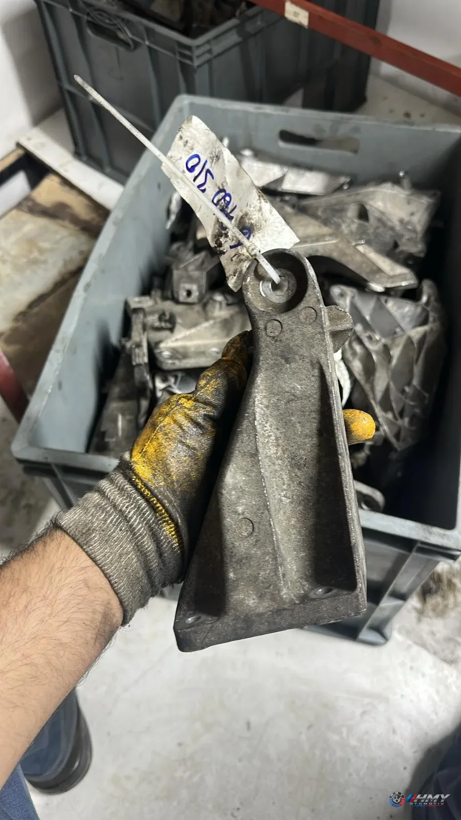 BMW Orijinal Çıkma E87 E90 E91 - Bağlantı Parçası/Motor Kulağı 22116760310