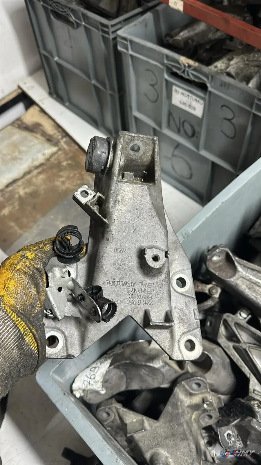BMW Orijinal Çıkma E82 E88 E89 E90 E91 E92 - Bağlantı Parçası/Motor Kulağı Z4 22116760317