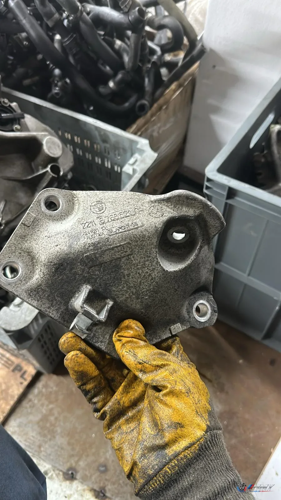 BMW Orijinal Çıkma E60 E61 E63 E64 - Bağlantı Parçası/Motor Kulağı 22116768521