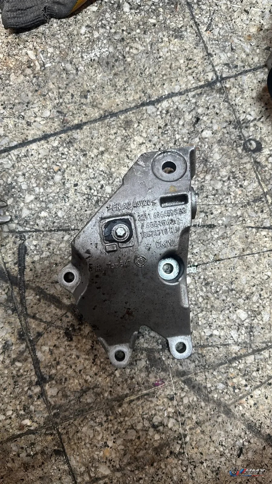 BMW Orijinal Çıkma G01 G11 G12 G30 G31 G32 - B47 Sol Motor Kulağı Braketi 22116864593