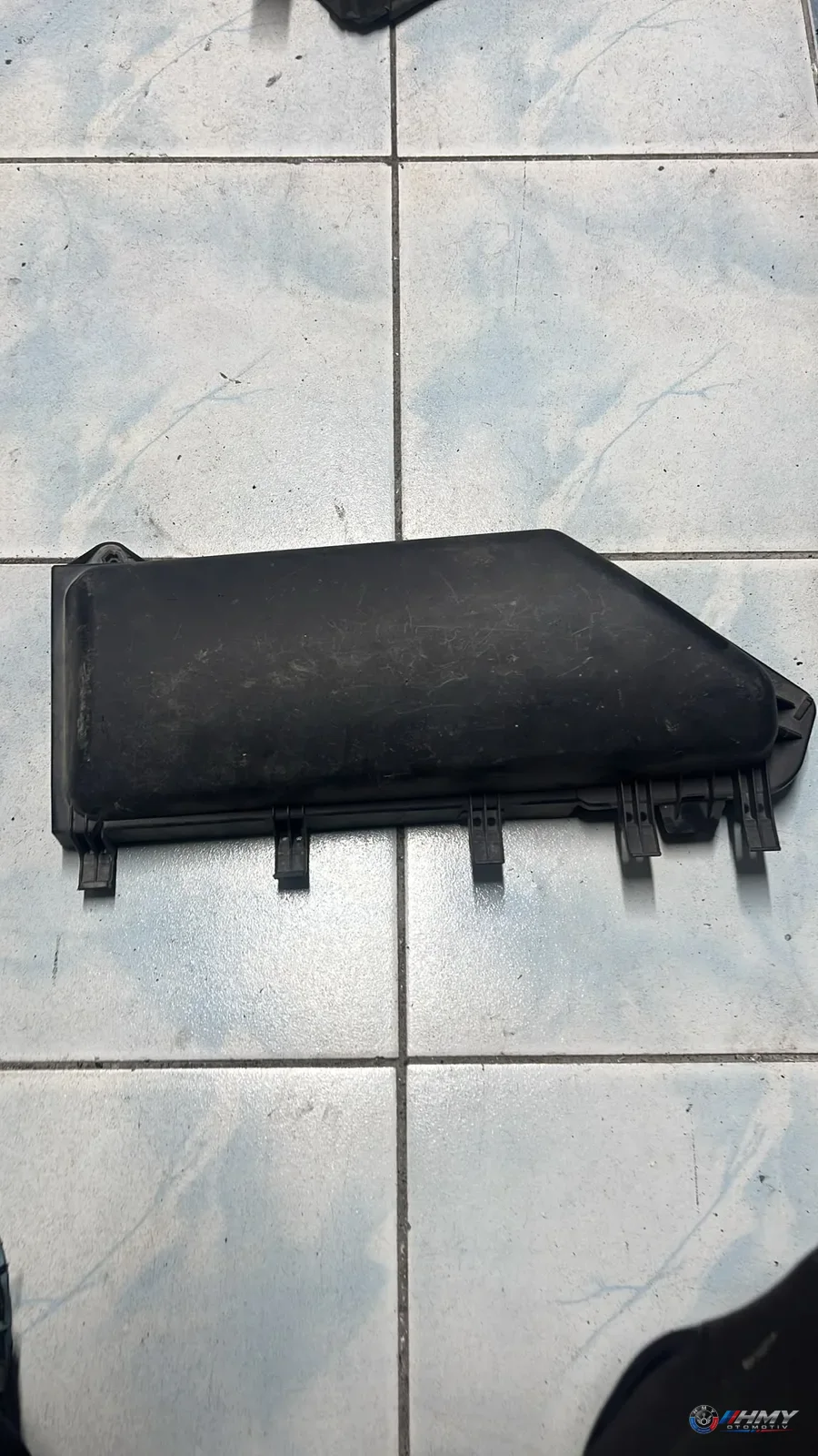 BMW Orijinal Çıkma E60 E61 E63 E64 - M47 M54 M57 N43 N46 N47 N52 N53 N62 S85 Sol Filtre Kutusu Kapağı 64316913503