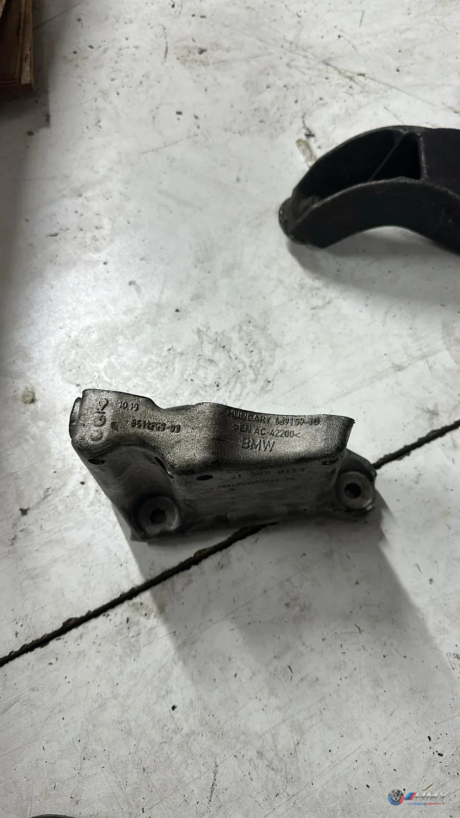 BMW Orijinal Çıkma F40 F45 F48 F52 F55 F56 - Bağlantı Parçası/Motor Kulağı X1 Mini 11128511299