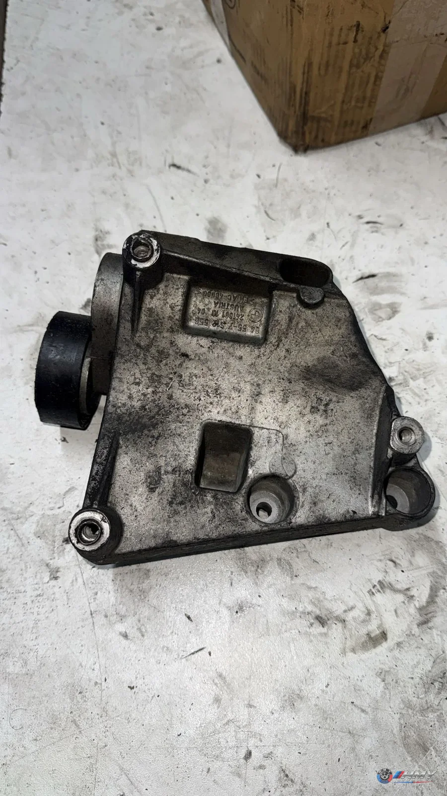 BMW Orijinal Çıkma E46 E60 E61 - Bağlantı Parçası/Motor Kulağı 7512556, 64557512556