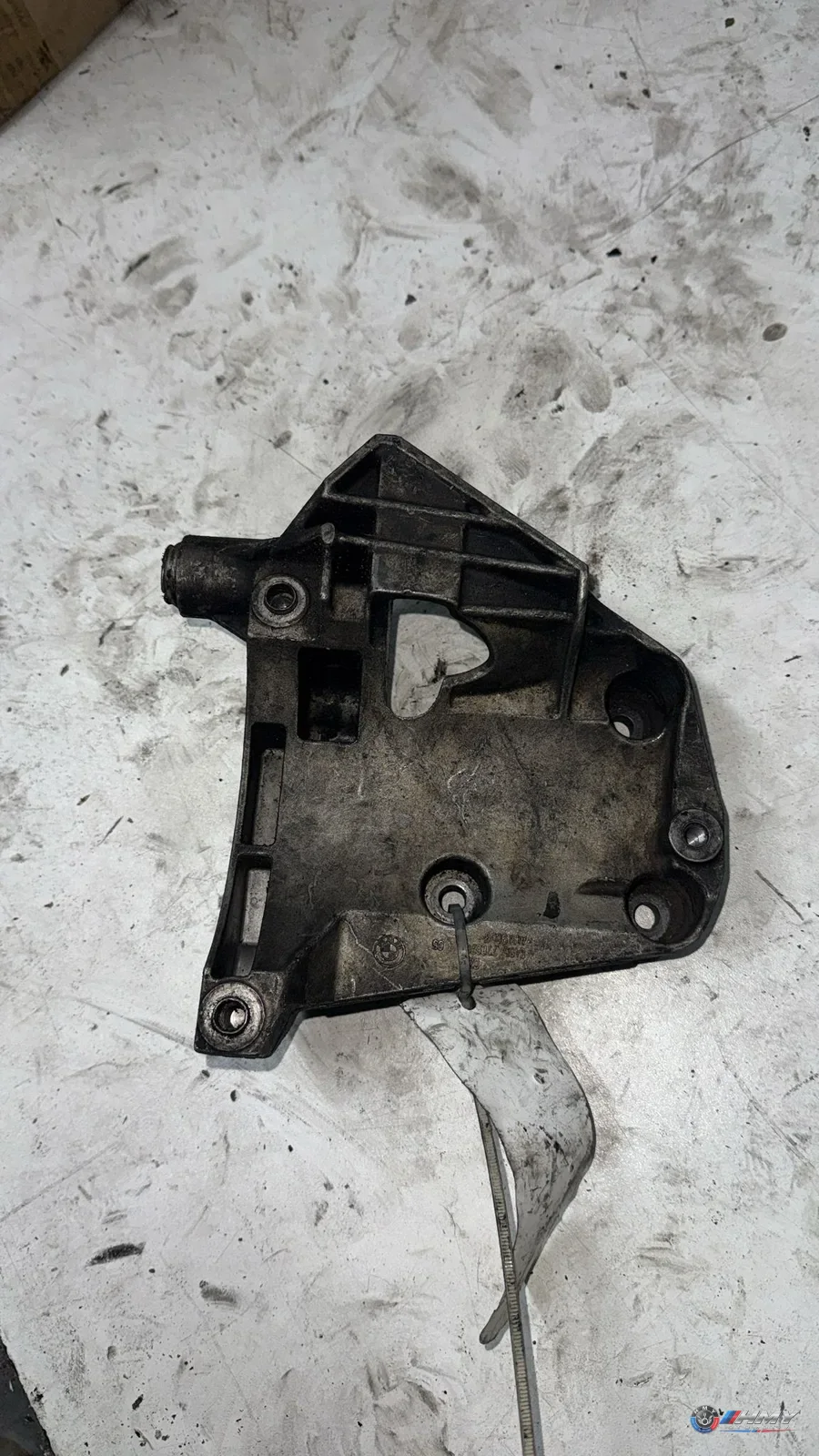 BMW Orijinal Çıkma E46 E53 E60 E61 E65 E83 - Bağlantı Parçası/Motor Kulağı X3 X5 64557786708